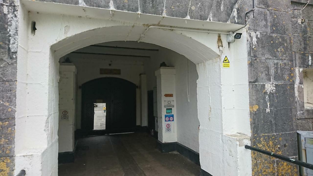 FSC Dale Fort Hostel Buitenkant foto